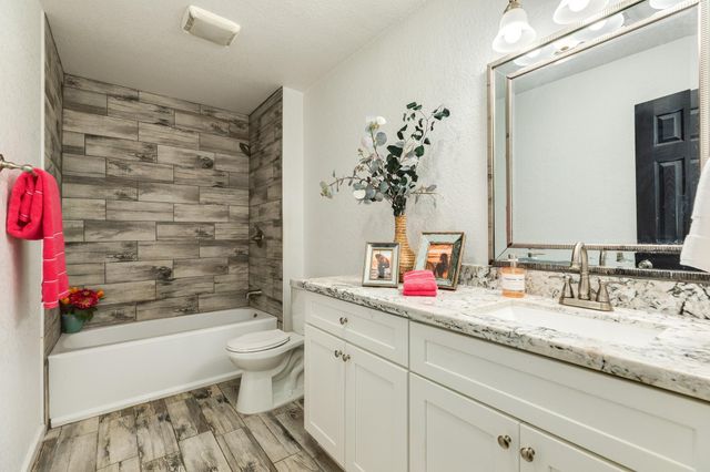 54 Forest Court, Lake Jackson, TX 77566