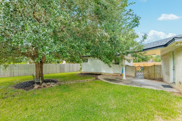 54 Forest Court, Lake Jackson, TX 77566