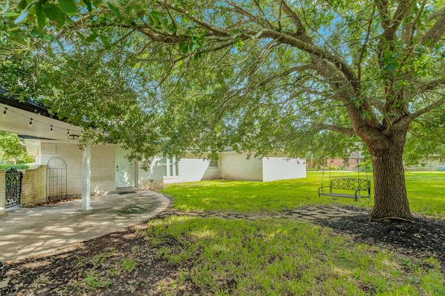 54 Forest Court, Lake Jackson, TX 77566