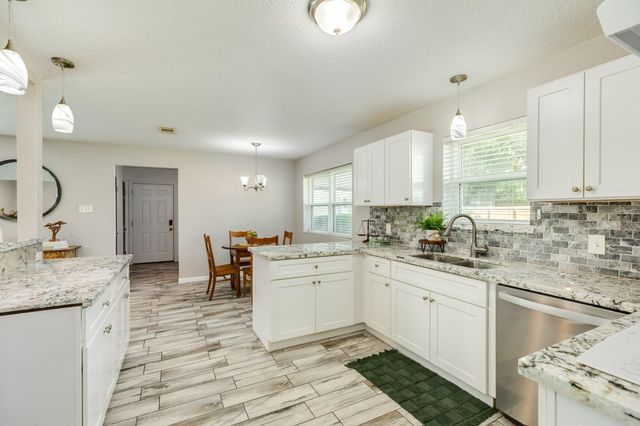 54 Forest Court, Lake Jackson, TX 77566