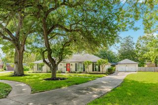 54 Forest Court, Lake Jackson, TX 77566