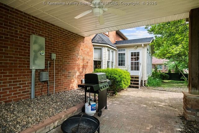 112 Willowood Circle, Hurricane, WV 25526