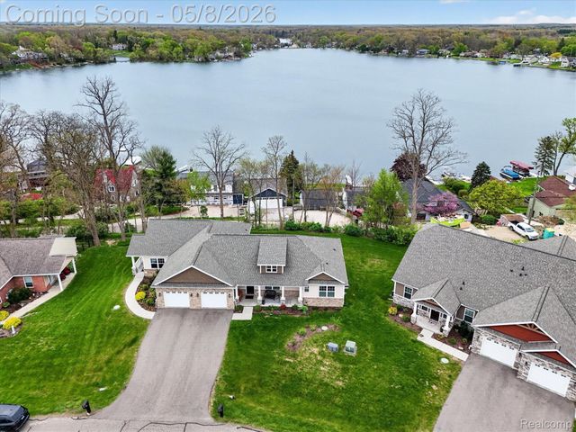 5847 Scenic Bluff Drive 28, Brighton Township, MI 48116