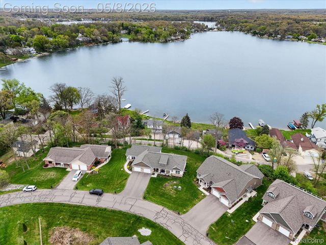 5847 Scenic Bluff Drive 28, Brighton Township, MI 48116