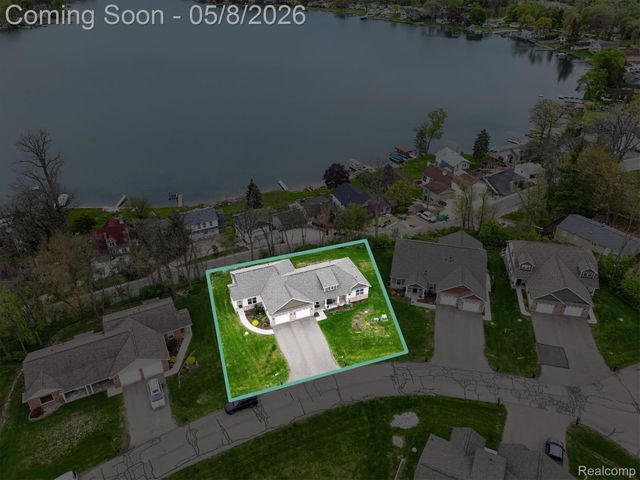 5847 Scenic Bluff Drive 28, Brighton Township, MI 48116