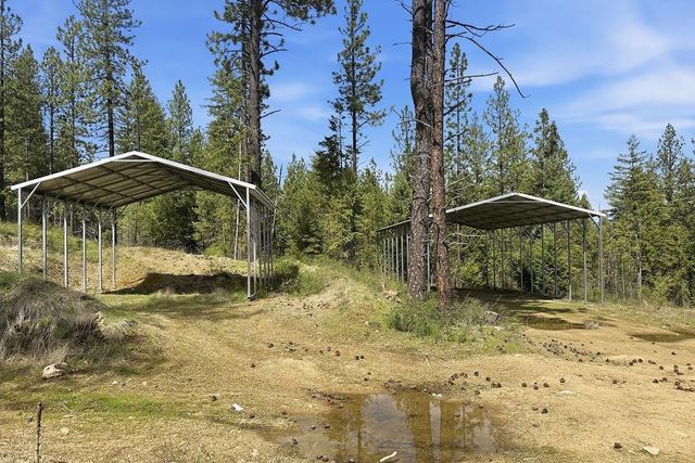 8300 E Lodge Pole Ln Ln, Chattaroy, WA 99003