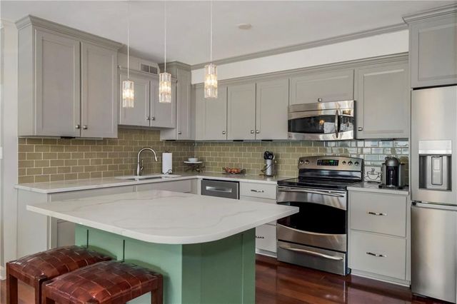 310 W 49th Street 303, Kansas City, MO 64112