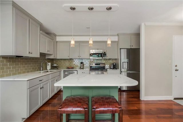 310 W 49th Street 303, Kansas City, MO 64112