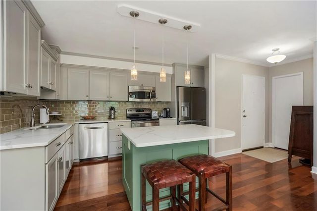 310 W 49th Street 303, Kansas City, MO 64112