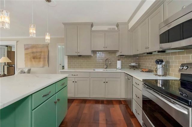 310 W 49th Street 303, Kansas City, MO 64112