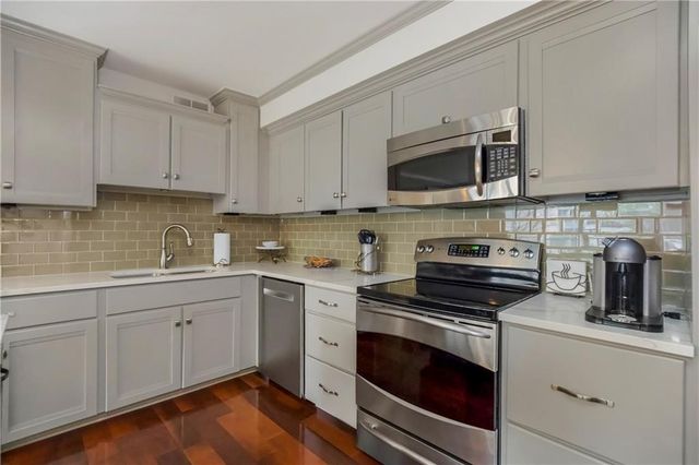 310 W 49th Street 303, Kansas City, MO 64112