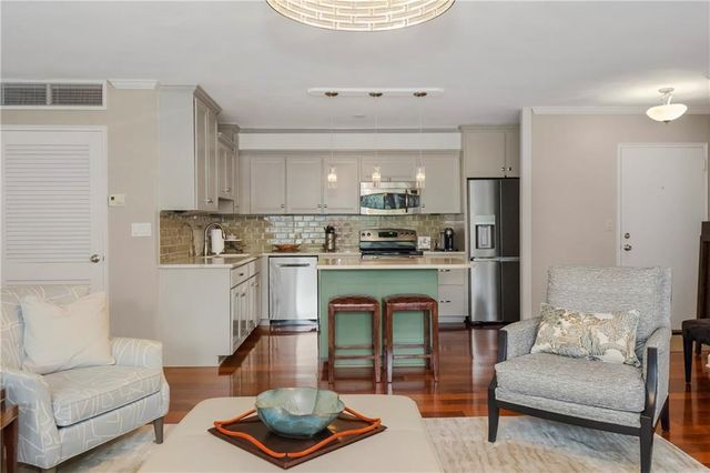 310 W 49th Street 303, Kansas City, MO 64112