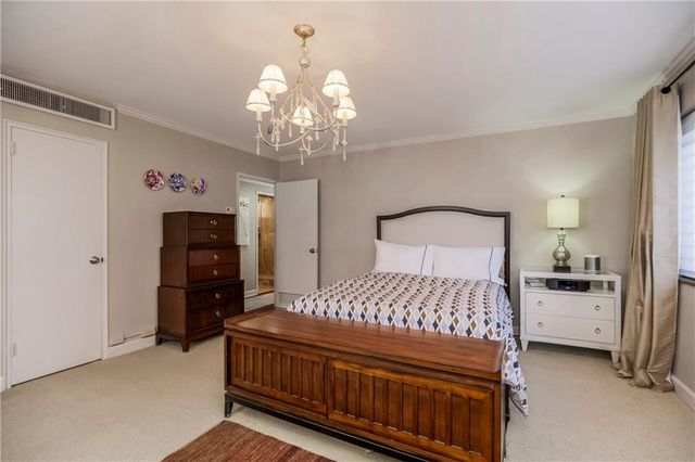 310 W 49th Street 303, Kansas City, MO 64112