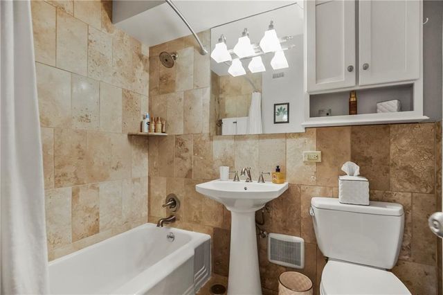 310 W 49th Street 303, Kansas City, MO 64112