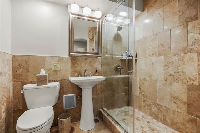 310 W 49th Street 303, Kansas City, MO 64112