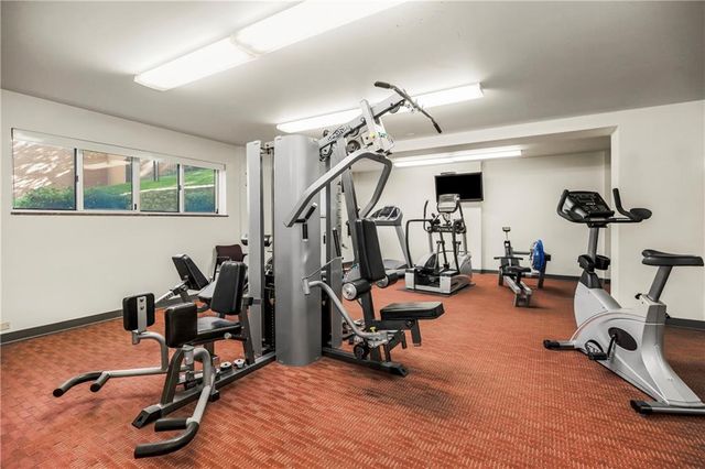 310 W 49th Street 303, Kansas City, MO 64112