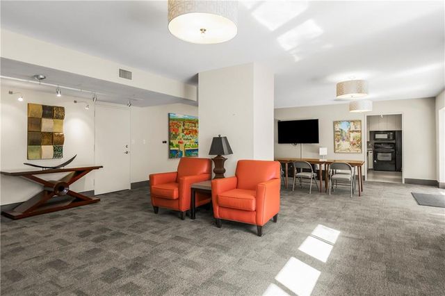 310 W 49th Street 303, Kansas City, MO 64112