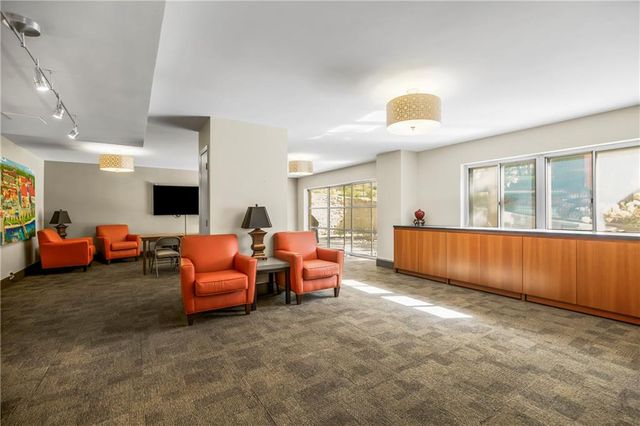 310 W 49th Street 303, Kansas City, MO 64112