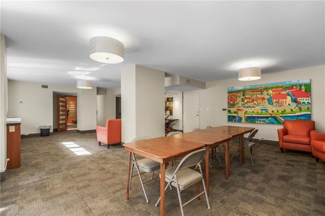 310 W 49th Street 303, Kansas City, MO 64112