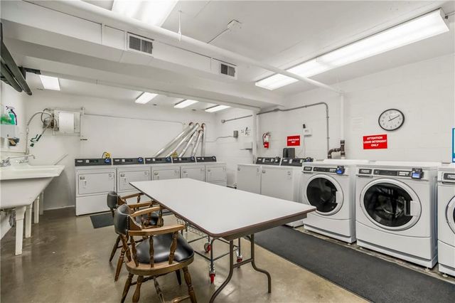 310 W 49th Street 303, Kansas City, MO 64112