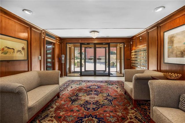 310 W 49th Street 303, Kansas City, MO 64112