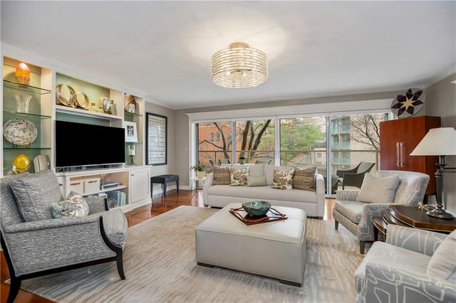 310 W 49th Street 303, Kansas City, MO 64112