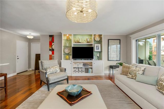 310 W 49th Street 303, Kansas City, MO 64112