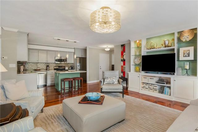 310 W 49th Street 303, Kansas City, MO 64112