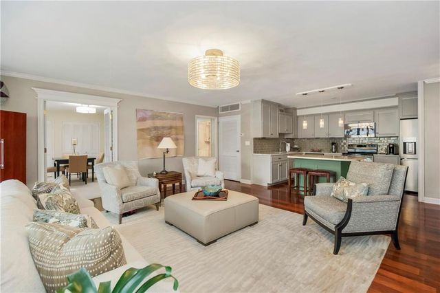 310 W 49th Street 303, Kansas City, MO 64112