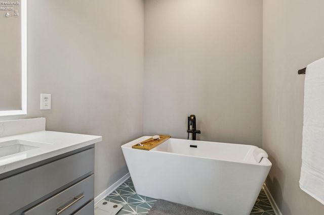 W 412 Shoreline Drive, Sandusky, OH 44870