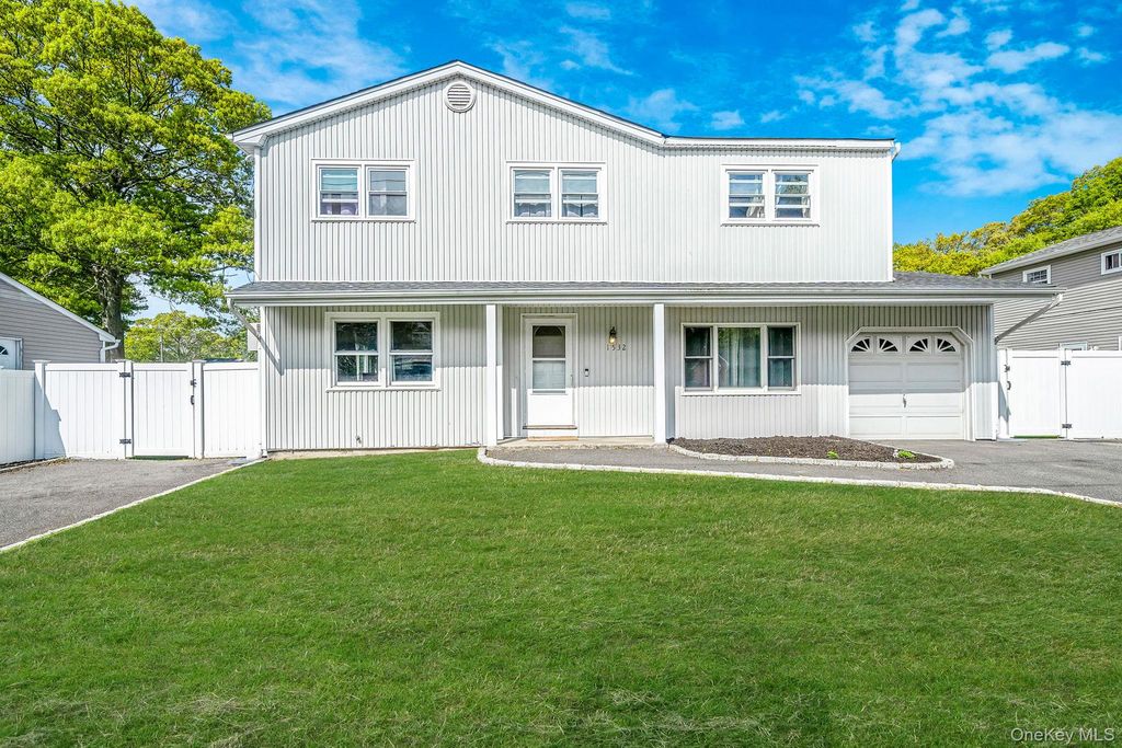 1532 Gogel Street, Holbrook, NY 11741