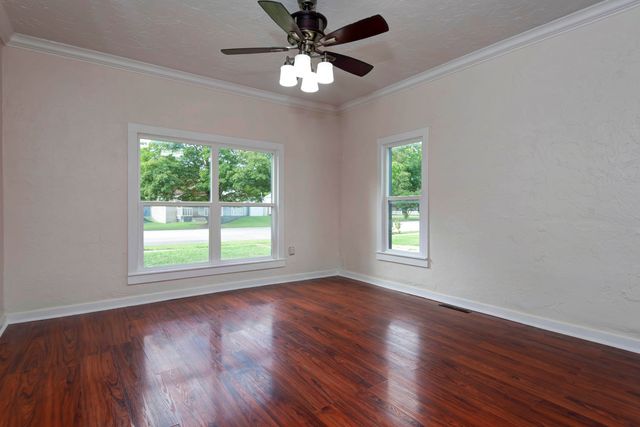 311 W Pleasant Street, Aurora, MO 65605