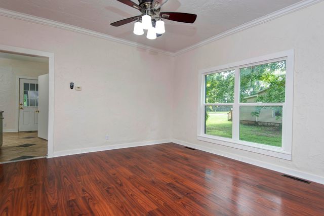 311 W Pleasant Street, Aurora, MO 65605