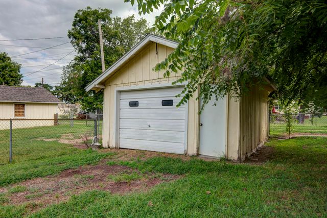 311 W Pleasant Street, Aurora, MO 65605