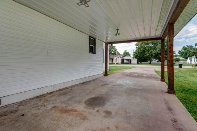 311 W Pleasant Street, Aurora, MO 65605