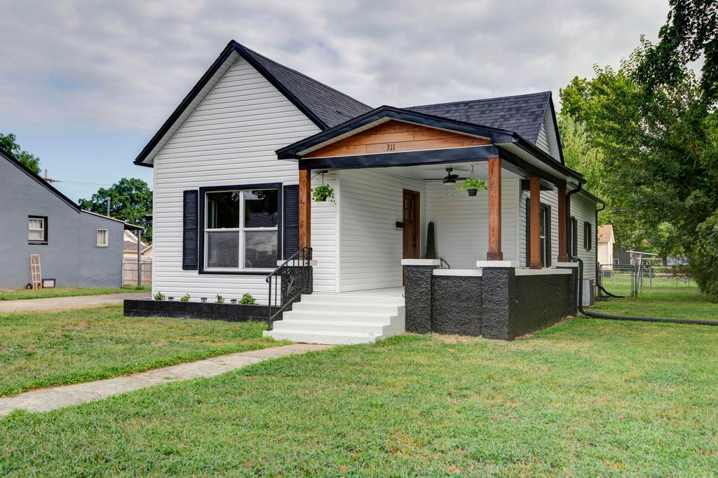 311 W Pleasant Street, Aurora, MO 65605