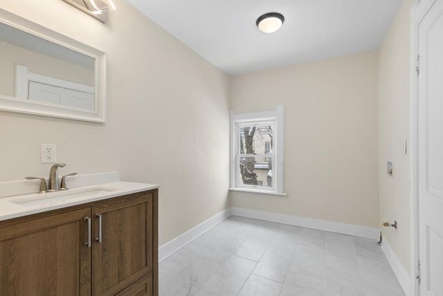 118 E North AVENUE, Milwaukee, WI 53212