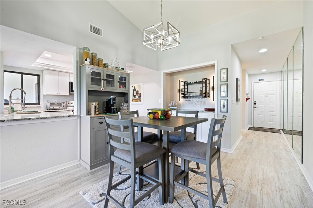 5805 Trailwinds DR 326, Fort Myers, FL 33907