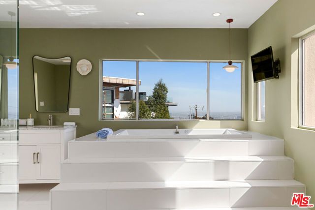 8435 FRANKLIN Avenue, West Hollywood, CA 90069