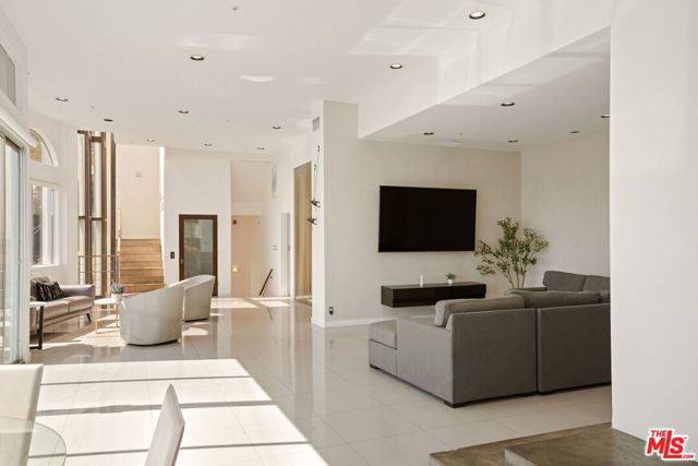 8435 FRANKLIN Avenue, West Hollywood, CA 90069