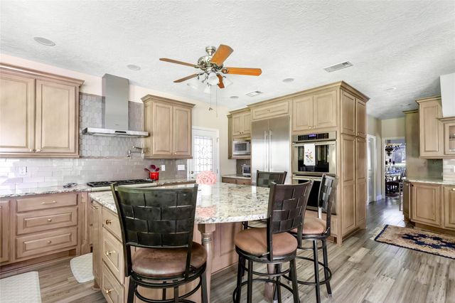 7 Summit Lake Drive, Kingwood, TX 77339