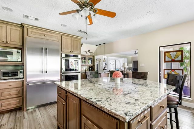 7 Summit Lake Drive, Kingwood, TX 77339