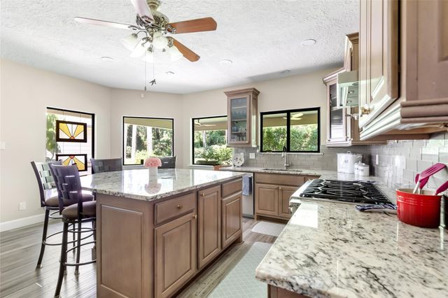 7 Summit Lake Drive, Kingwood, TX 77339