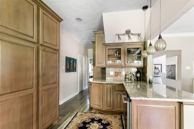 7 Summit Lake Drive, Kingwood, TX 77339