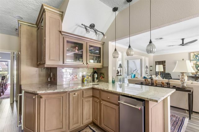 7 Summit Lake Drive, Kingwood, TX 77339