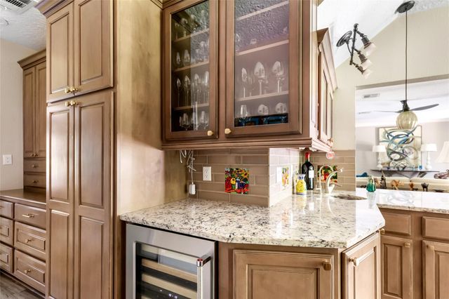 7 Summit Lake Drive, Kingwood, TX 77339
