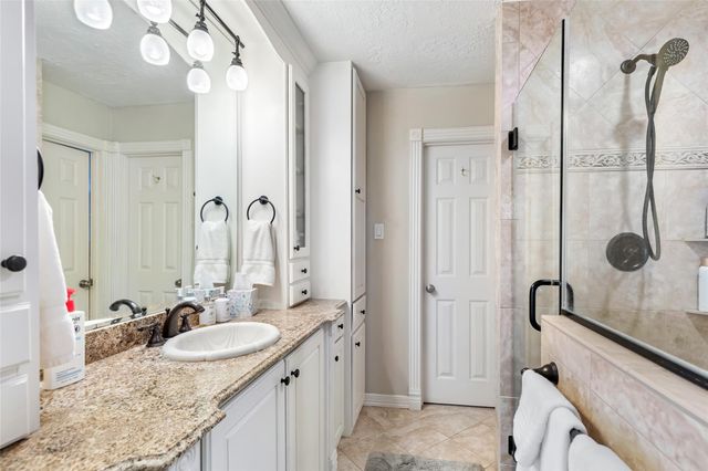 7 Summit Lake Drive, Kingwood, TX 77339