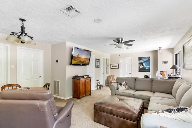 7 Summit Lake Drive, Kingwood, TX 77339