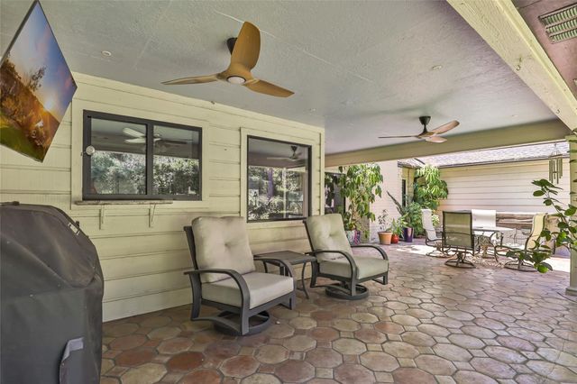7 Summit Lake Drive, Kingwood, TX 77339
