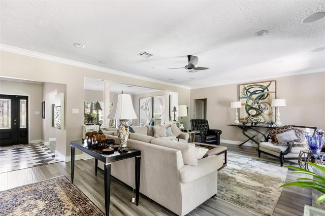 7 Summit Lake Drive, Kingwood, TX 77339